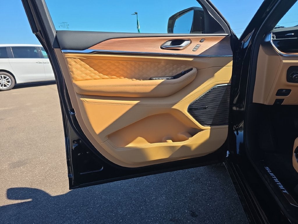 2027 Jeep Grand Cherokee GRAND CHEROKEE SUMMIT 4X4