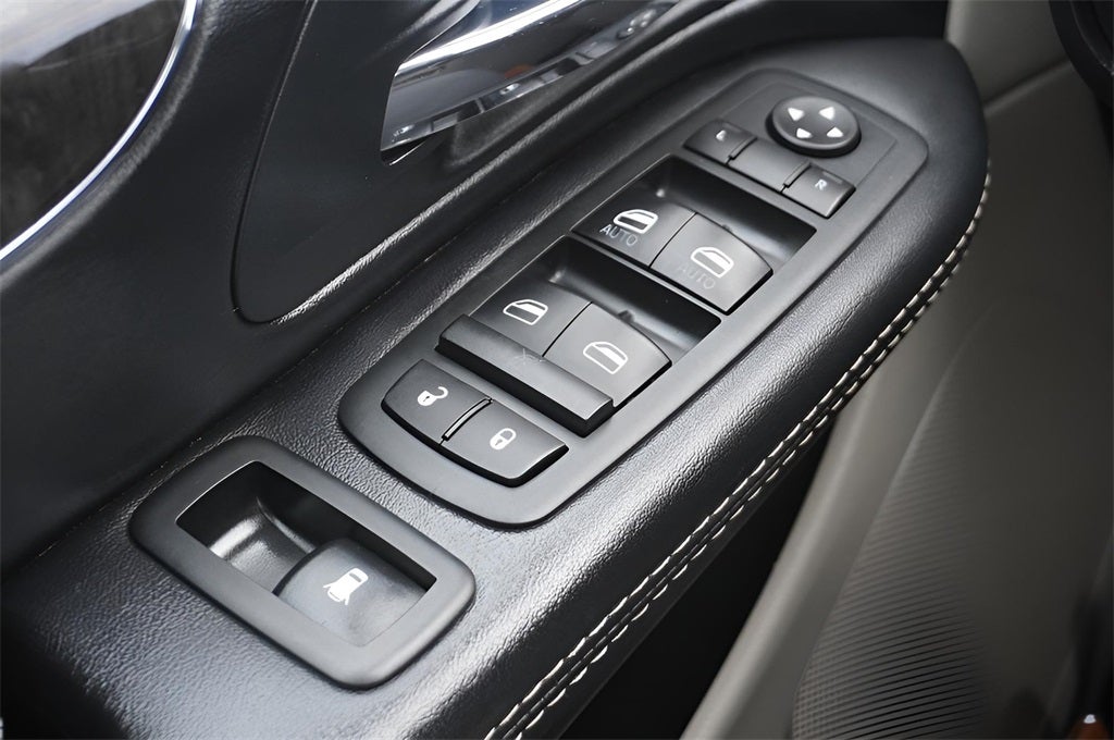 2015 Chrysler Town & Country Touring-L