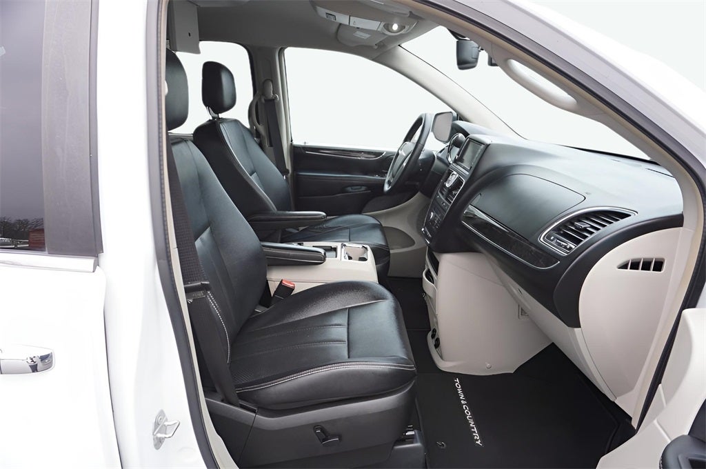 2015 Chrysler Town & Country Touring-L